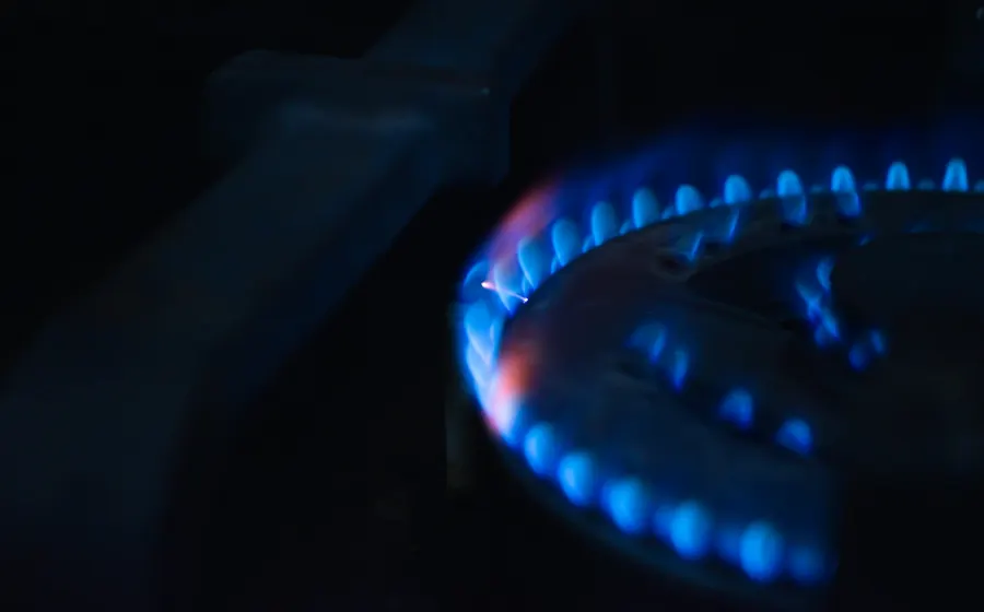 Llama azul de un quemador de cocina a gas